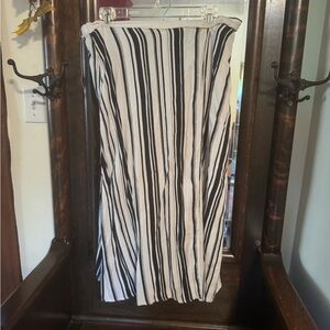 Time & Tru Black & Cream Skirt